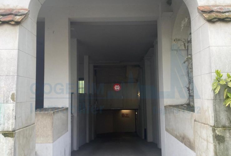 dépôt de 40 m2 environ