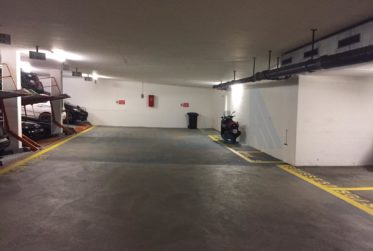 Emplacement intérieur pour véhicule 2 roues